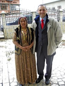Expert de Savatan en police de proximité, le maréchal de gendarmerie Serge Châtelain pose fin 2012 à Bucarest avec la femme d’un chef de communauté rom. 
